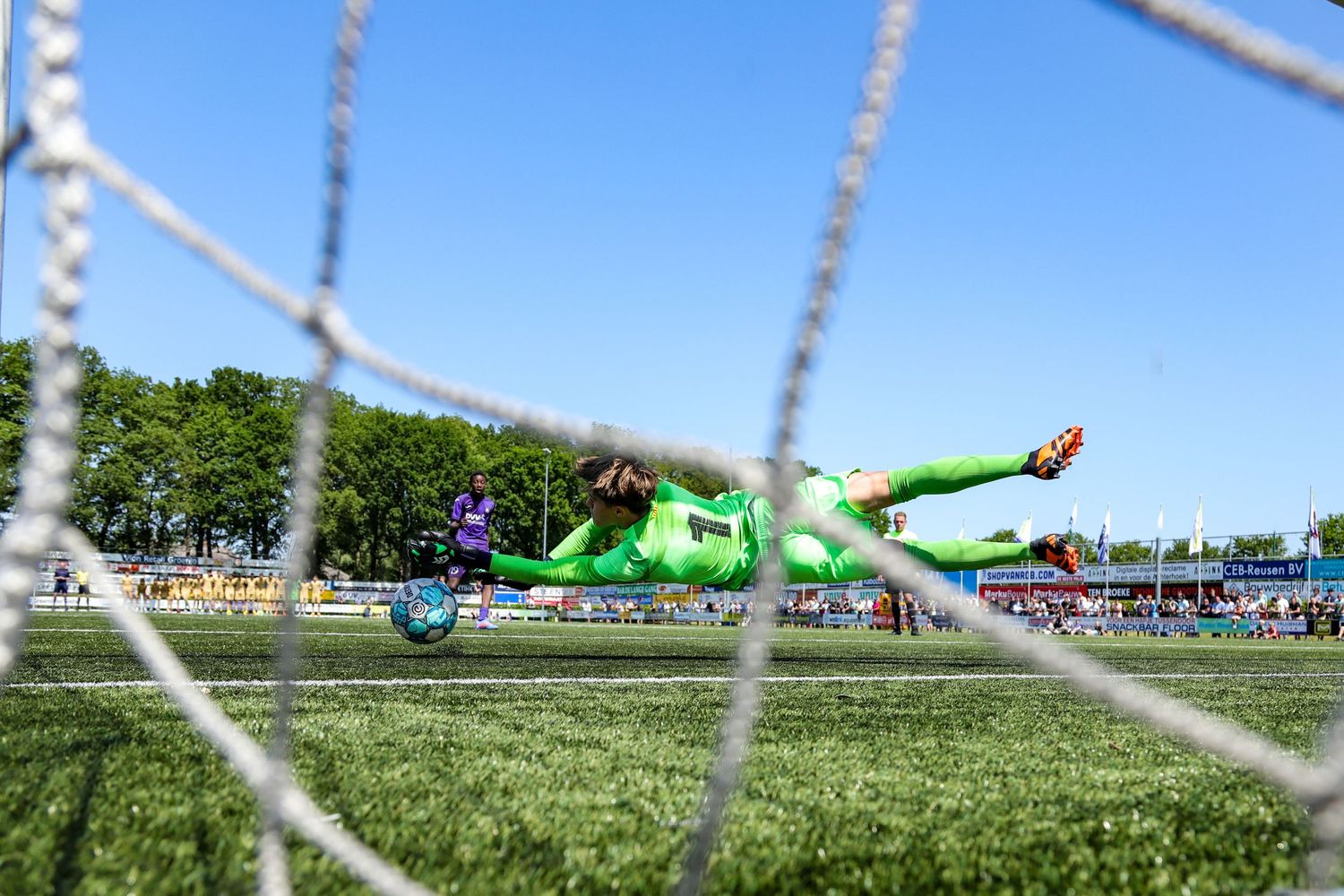Stefan Kempers achter de camera tijdens een sportwedstrijd