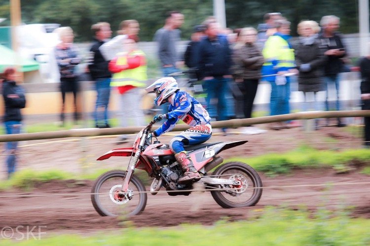 Motorcrosser in het veld