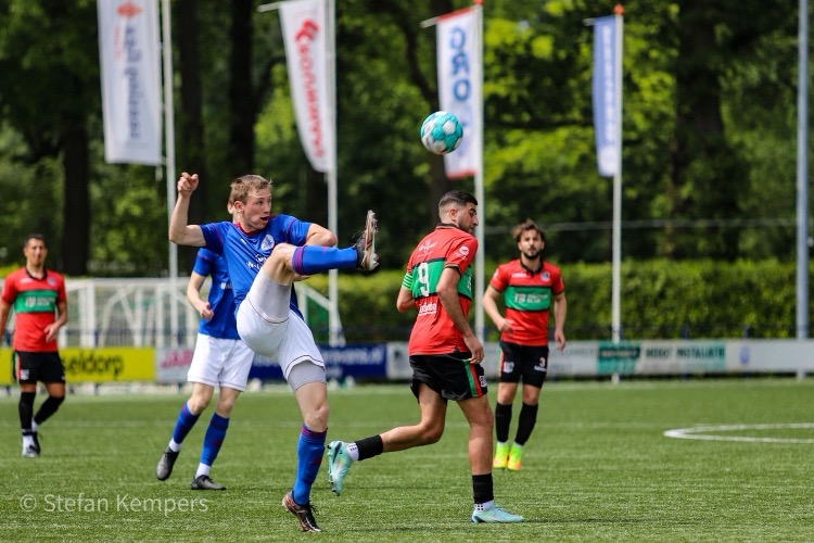 Duel tussen twee spelers op het veld