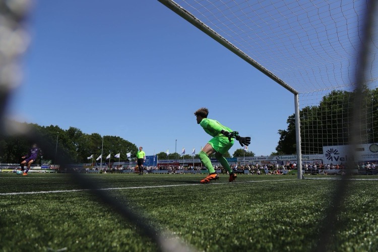Voetbalwedstrijd vanaf de zijlijn