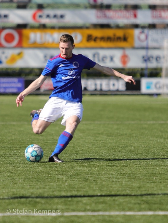 Sprong naar de bal tijdens wedstrijd