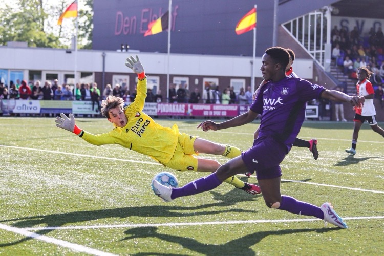 Keeper met een actie duik