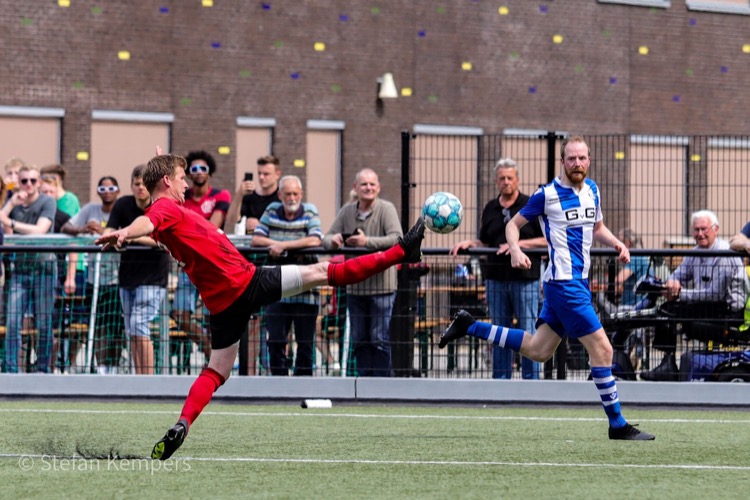 Speler met de bal aan de voet