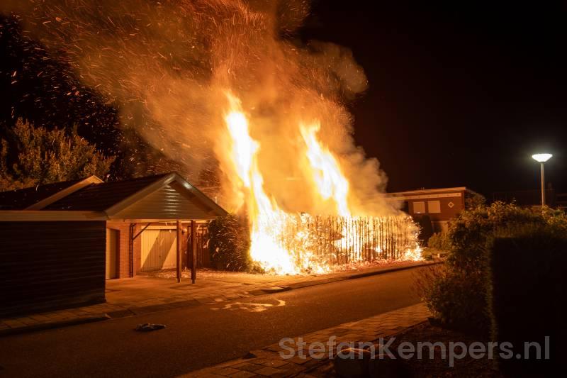 Coniferenhaag in brand Frans Halsstraat Groenlo